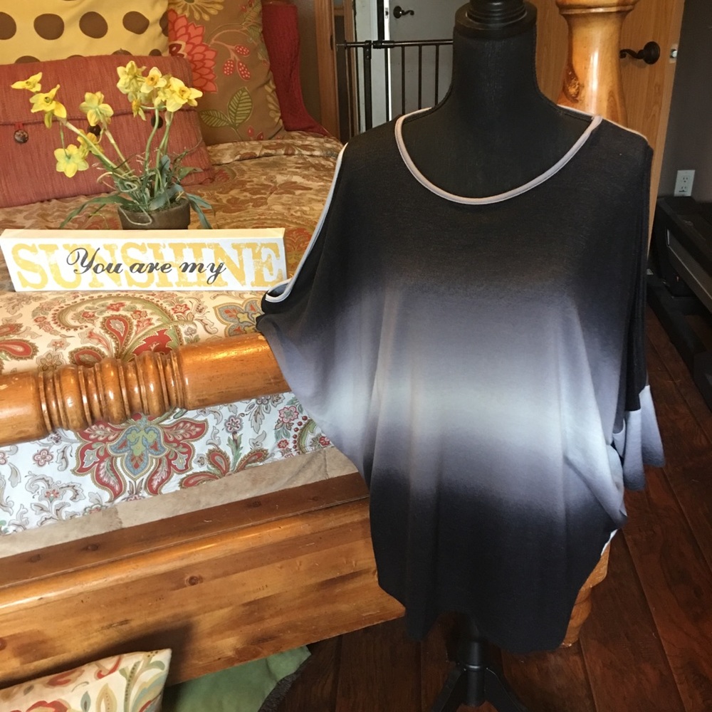 Women’s 2XL cold shoulder top by Crepa’s